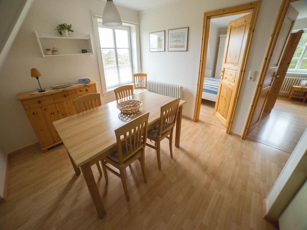 Haus Am Deich Apartment Utersum Bagian luar foto